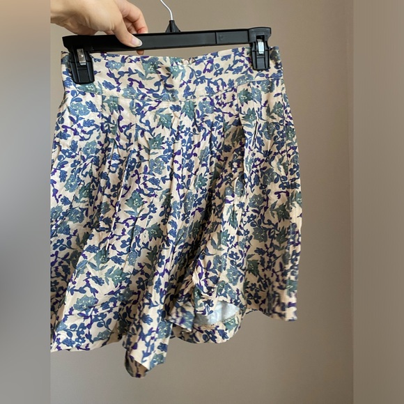 H&M Floral Patterned High waist Pleated short beige Cream blue viscose US 2 NWT - Picture 6 of 16